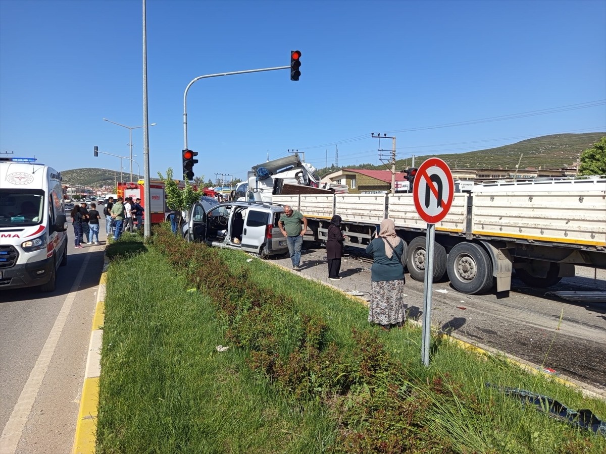 Denizli'nin Tavas ilçesinde meydana gelen trafik kazasında 2 kişi yaralandı.