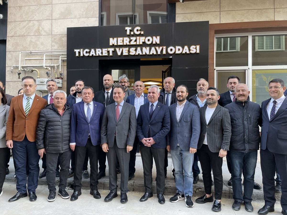 DEVA Partisi Genel Başkanı Ali Babacan (ortada), Amasya’nın Merzifon ilçesinde Ticaret ve Sanayi...