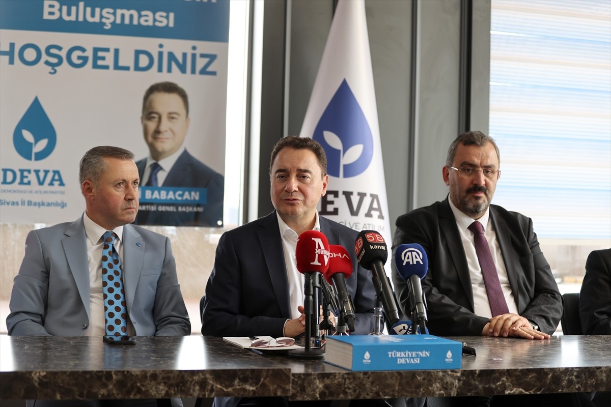 DEVA Partisi Genel Başkanı Ali Babacan (ortada), Sivas'ta gazetecilerle bir araya geldi.