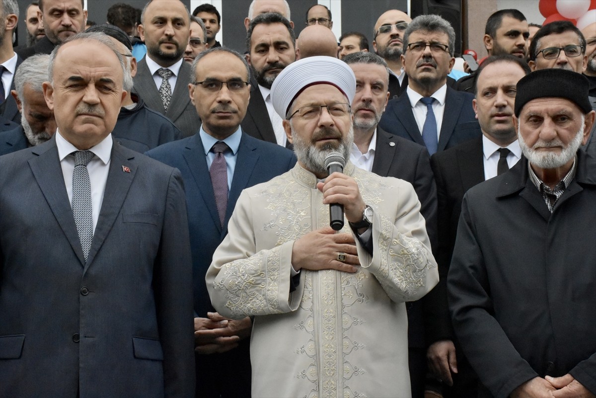 Diyanet İşleri Başkanı Ali Erbaş, Altınordu ilçesinin Karapınar Mahallesi'ndeki Mustafa Yılmaz...