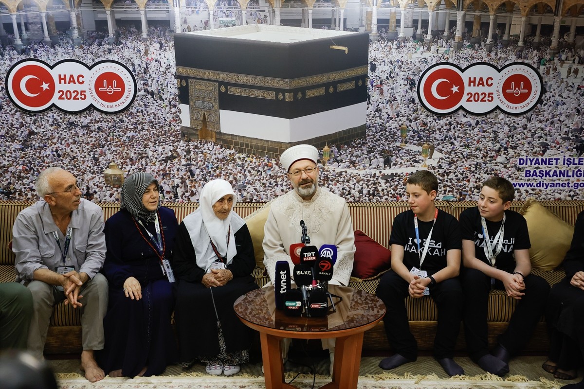 Diyanet İşleri Başkanı Ali Erbaş (sağ 3), hac ibadetini yerine getirmek için kutsal topraklarda...