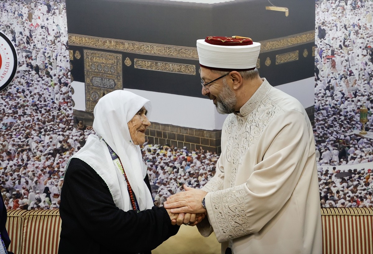 Diyanet İşleri Başkanı Ali Erbaş (sağ 3), hac ibadetini yerine getirmek için kutsal topraklarda...