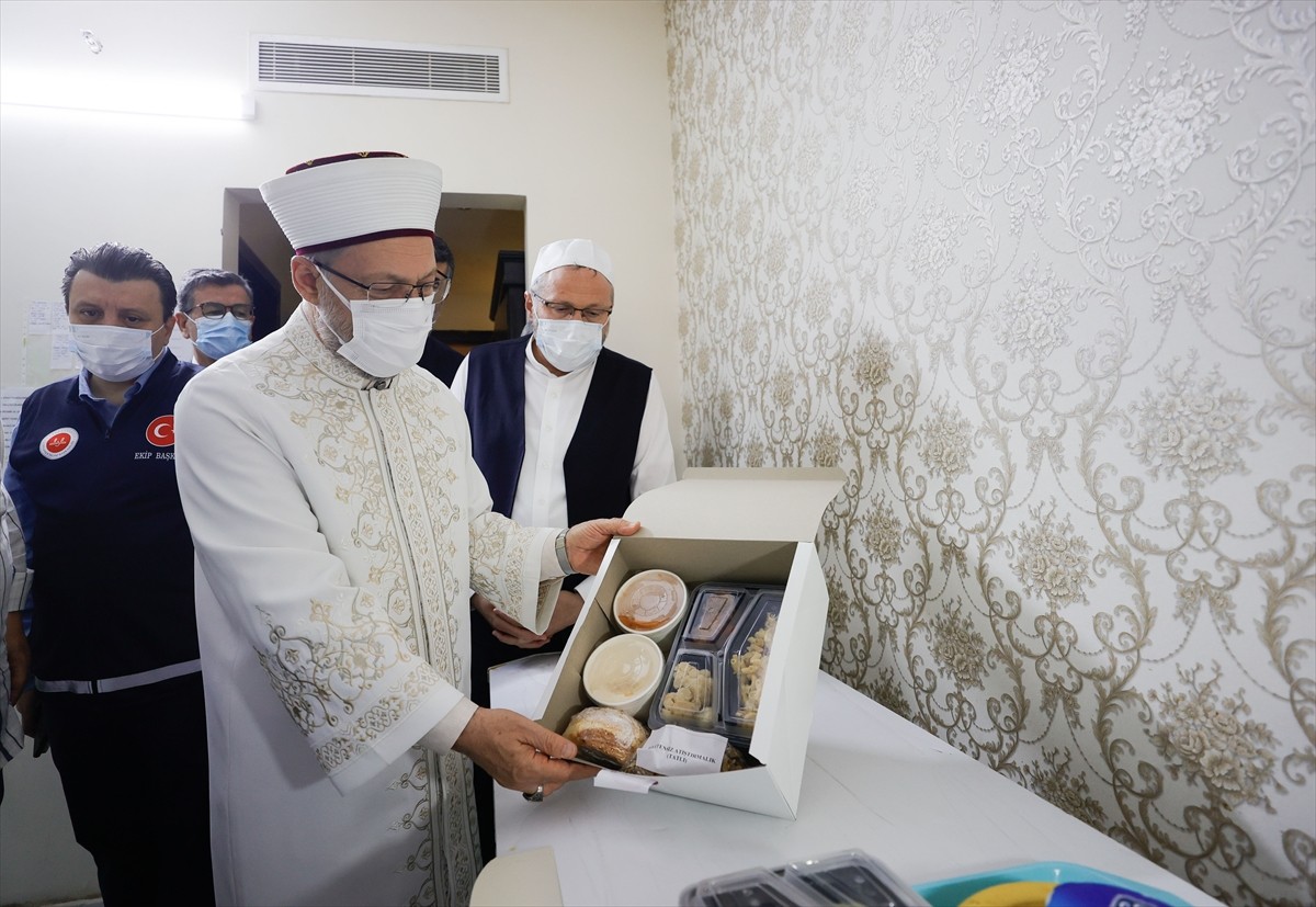 Diyanet İşleri Başkanı Prof. Dr. Ali Erbaş, Başkanlığın 2025 Hac Organizasyonu kapsamında Mekke...