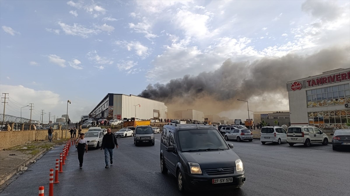 Diyarbakır'da bir sanayi sitesinde kimyasal maddelerin bulunduğu depoda çıkan yangına itfaiye...