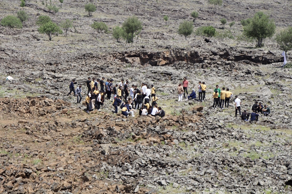 Diyarbakır'ın Karacadağ bölgesinde, Çınar Kaymakamlığı ev sahipliğinde bisiklet turu, lav yolunda...