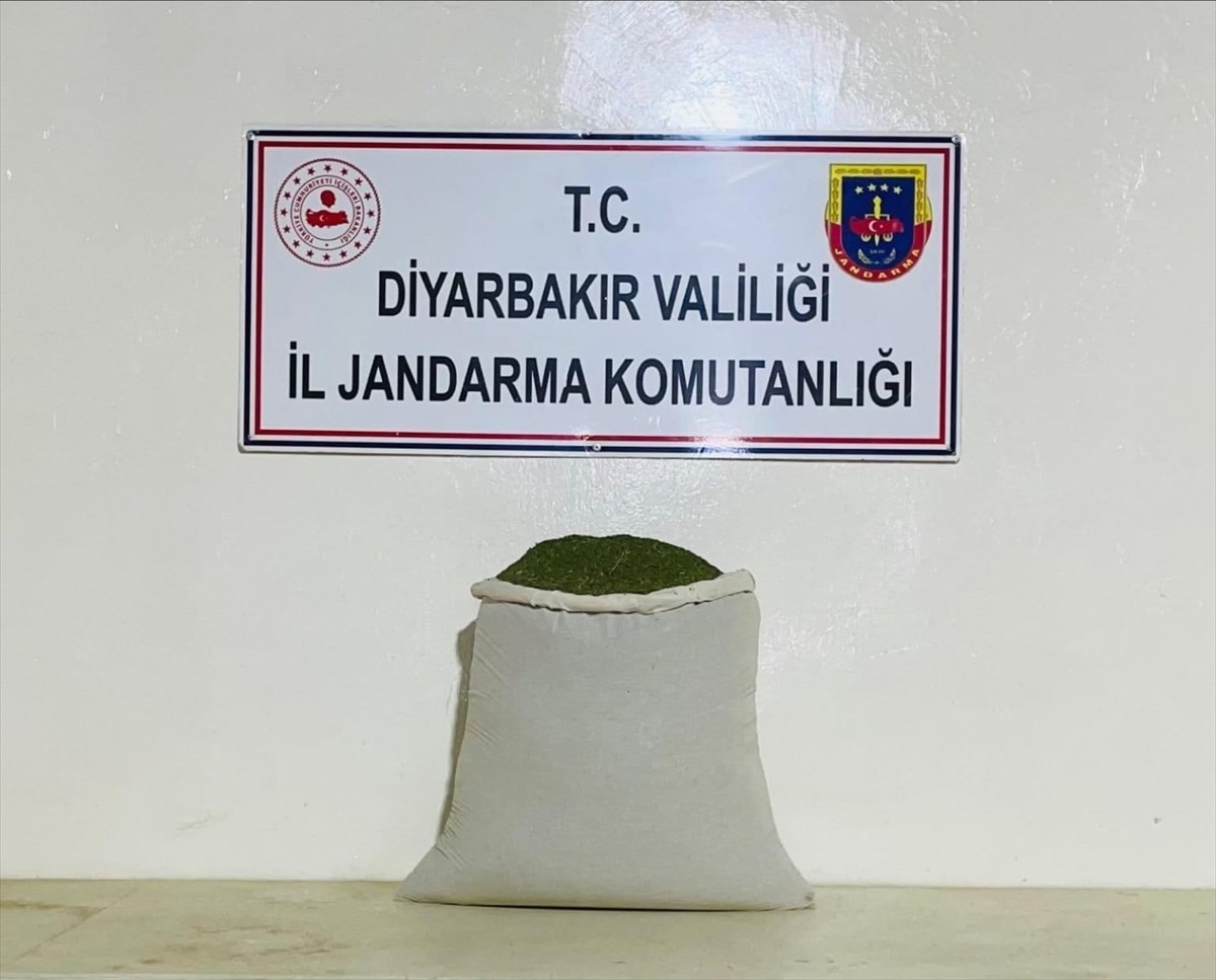 Diyarbakır'ın Lice ilçesinde düzenlenen operasyonda 77 kilogram esrar ele geçirildi.
