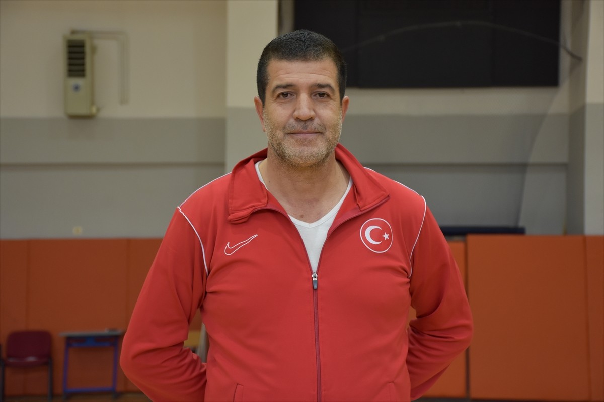 Down Sendromlular Basketbol Milli Takımı sporcusu 23 yaşındaki Eren Yılmaz, üniversiteden mezun...