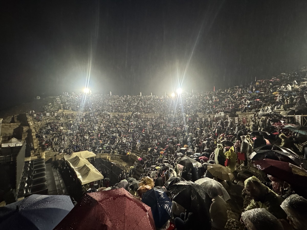 Dünyaca ünlü Aleksandrov Rus Kızıl Ordu Korosu ve Dans Topluluğu'nun, Denizli Laodikya Antik...