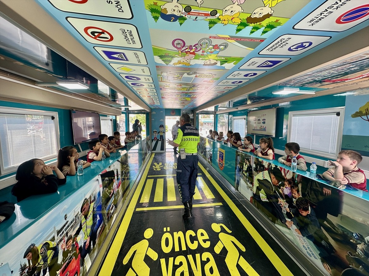 Düzce'de çocuklar ve yetişkinler, Jandarma personeli tarafından Mobil Trafik Eğitim Tırı'nda...