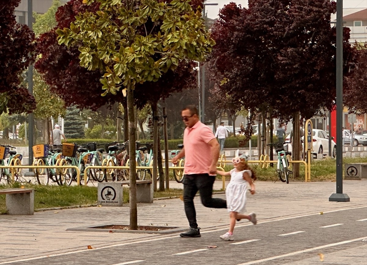  Düzce'de etkili olan sağanak, günlük yaşamı olumsuz etkiledi. Güneşli havada aniden başlayan...