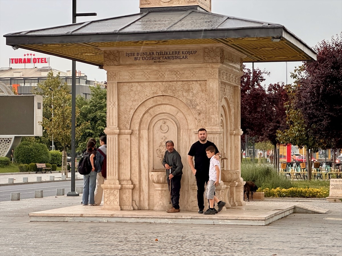  Düzce'de etkili olan sağanak, günlük yaşamı olumsuz etkiledi. Güneşli havada aniden başlayan...