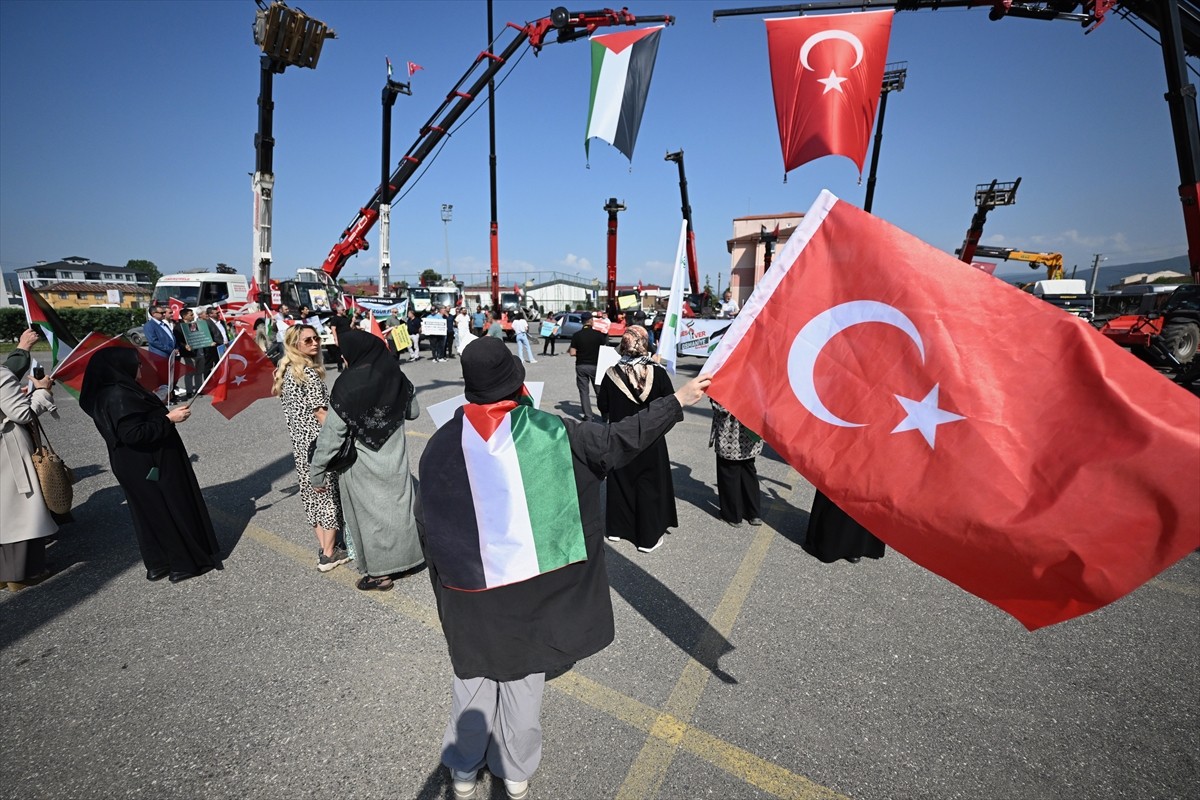 Düzce'de, İsrail’in saldırılarını sürdürdüğü Gazze’deki Filistinlilere destek amacıyla "Sessiz...