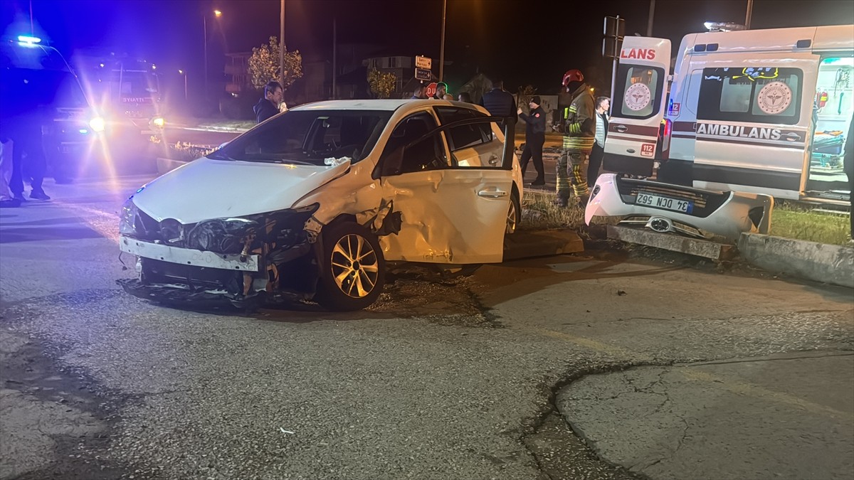 Düzce'de, pikap ile otomobilin çarpışması sonucu 2 kişi yaralandı.