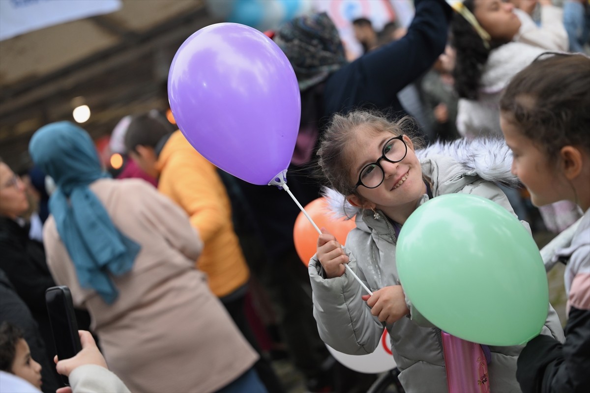 Düzce'de "Engelsiz Yaşam Pikniği"ne katılan özel gereksinimli bireyler ve aileleri, gönüllerince...