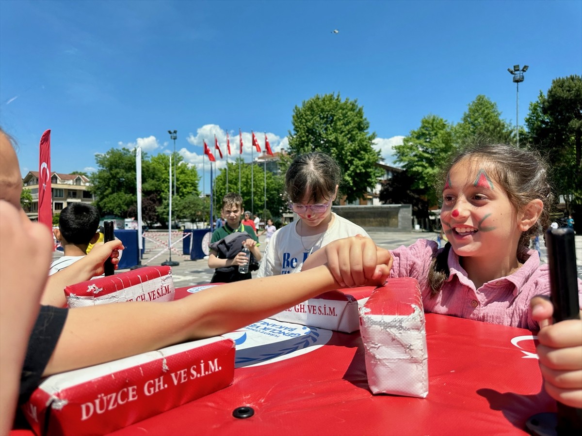 Düzce’de, "2025 Aile Yılı" kapsamında, "Oryantiring, Ailemle Okuyorum, Ailemle Eğleniyorum"...