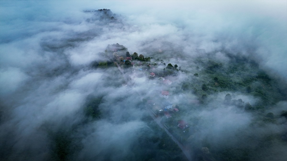 Düzce’nin Akçakoca ilçesinde bulunan Hemşin Köyü ve çevresinde sabah saatlerinde etkili olan sis, ...