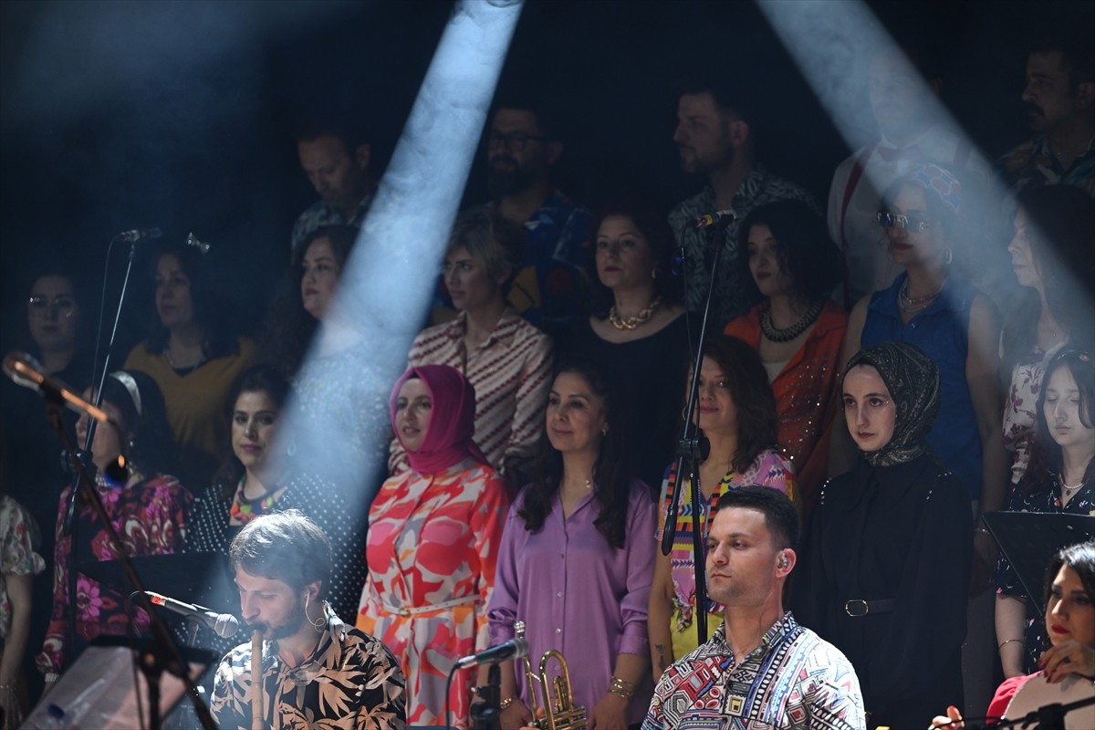 Düzce Uluslararası Konuralp Film Festivali kapsamında öğretmenlerden oluşan koro, 1980 ve 1990'lı...