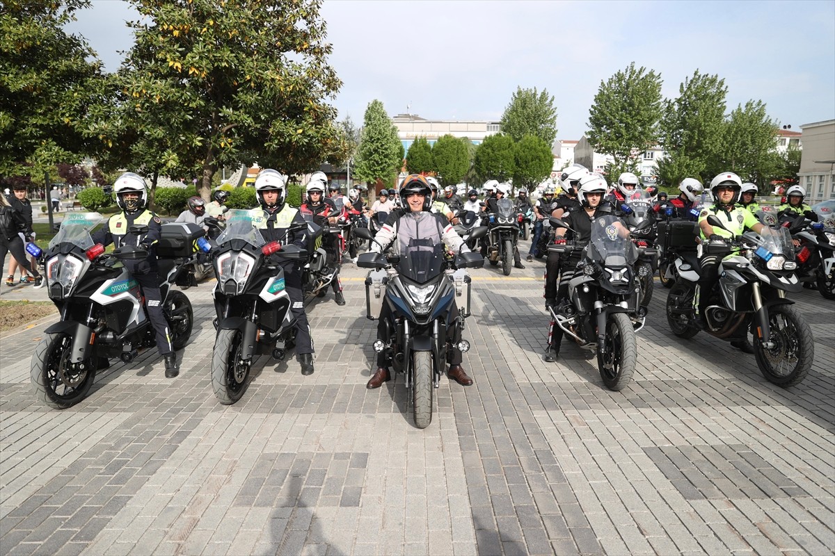 Düzce Valisi Selçuk Aslan, (önde sol 3) sürüş güvenliğine dikkati çekmek için kask takarak...