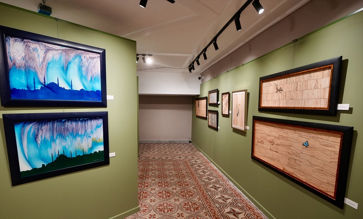 Ebru ile minyatür sanatçılarını bir araya getiren "Zuhurat" sergisi, Dolmabahçe'de Milli Saraylar...