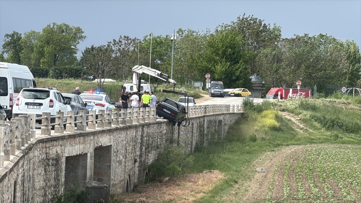 Edirne'de bir otomobilin tarihi köprünün bariyerlerine çarpması sonucu sürücü yaralandı. Köprüde...