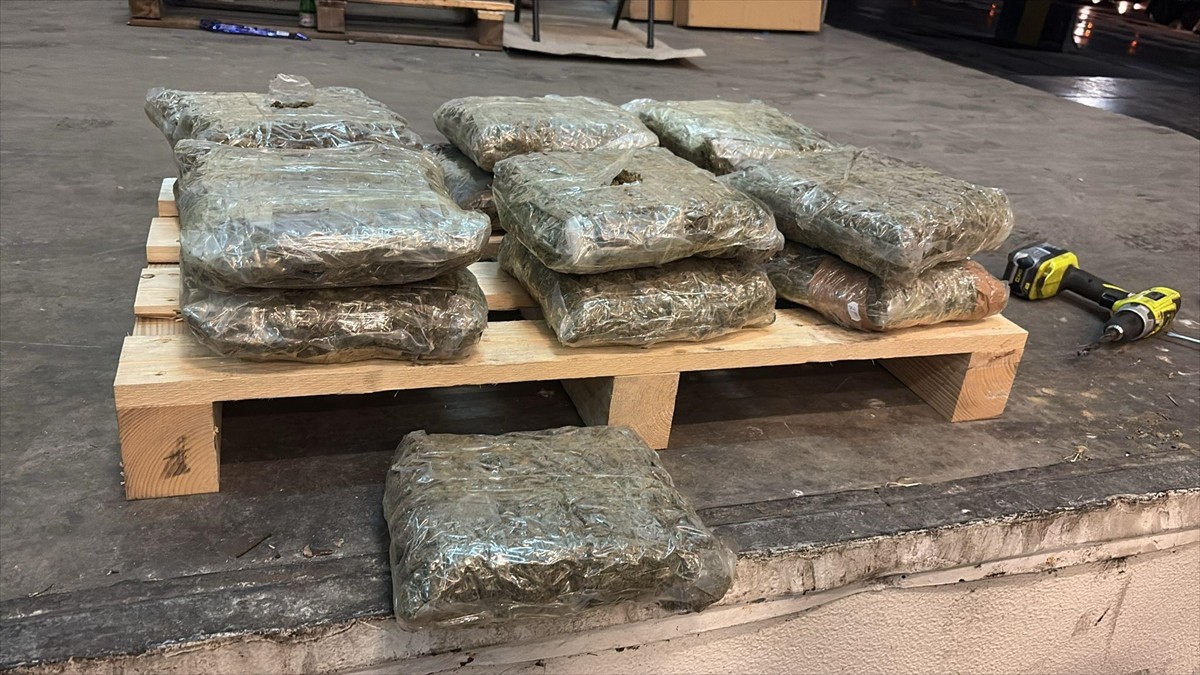 Edirne'de bir tırda 13 kilo 621 gram uyuşturucu ele geçirildi, 2 şüpheli gözaltına alındı.