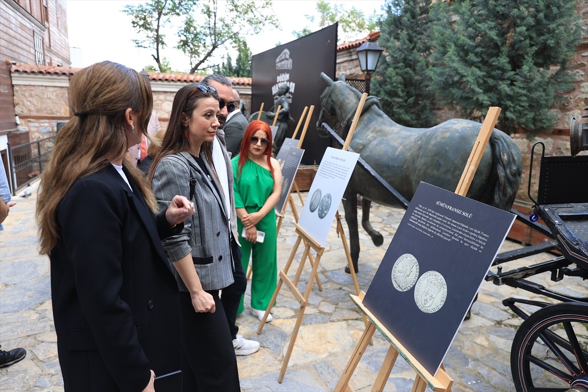 Edirne'de Müzeler Haftası kapsamında Osmanlı Dönemi'nde kullanılan yabancı paraların tanıtıldığı...