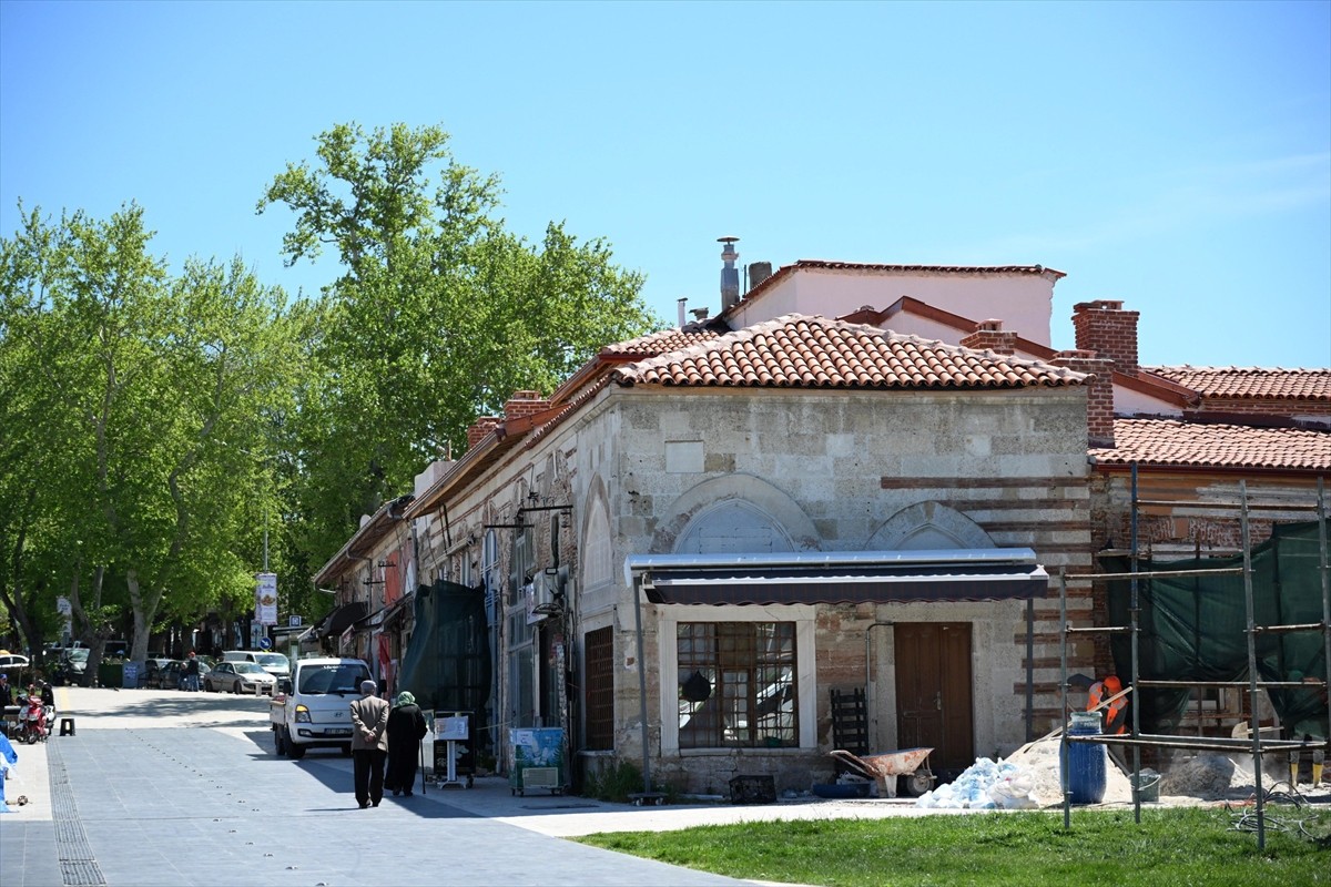 Edirne'de Selimiye Meydanı'nda bulunan Havlucular Hanı ve Mezit Bey Hamamı'ndaki restorasyon...