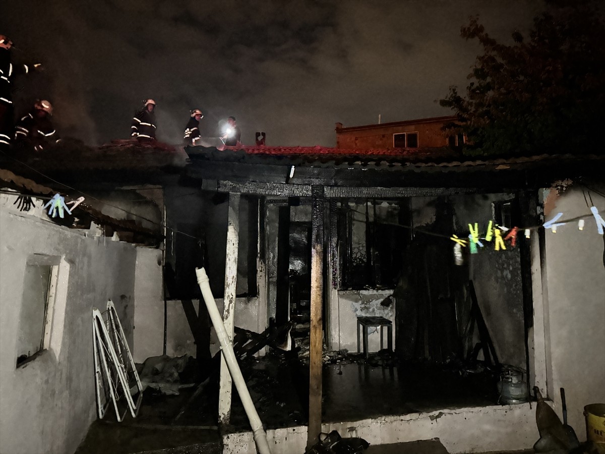 Edirne'de, tek katlı evde başlayıp yandaki 2 eve de sıçrayan yangın itfaiye ekiplerince...