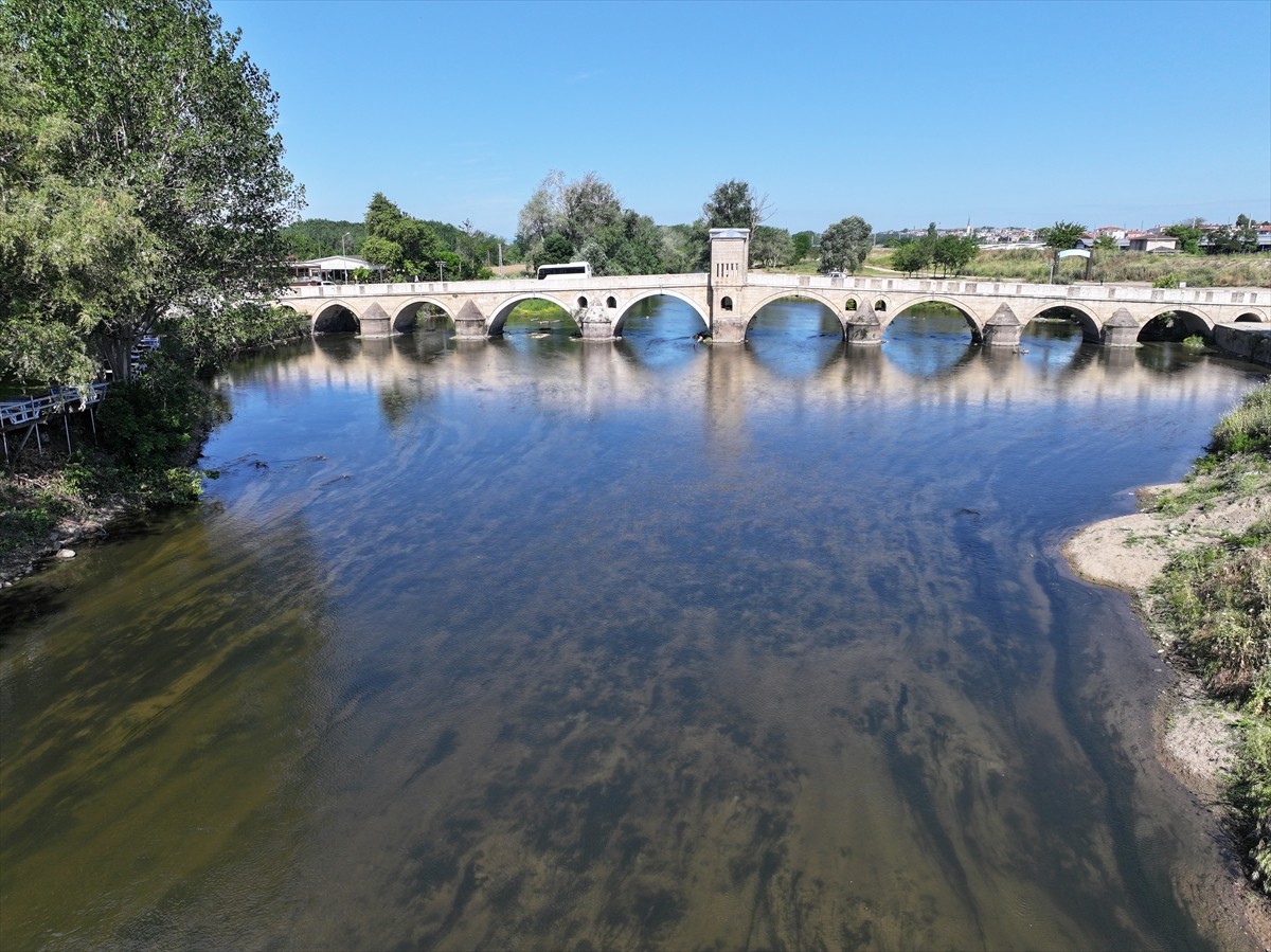 Edirne'den geçen Tunca Nehri'nin debisi, son dönemde etkili olan yağışlarla bir ayda 2 kat...