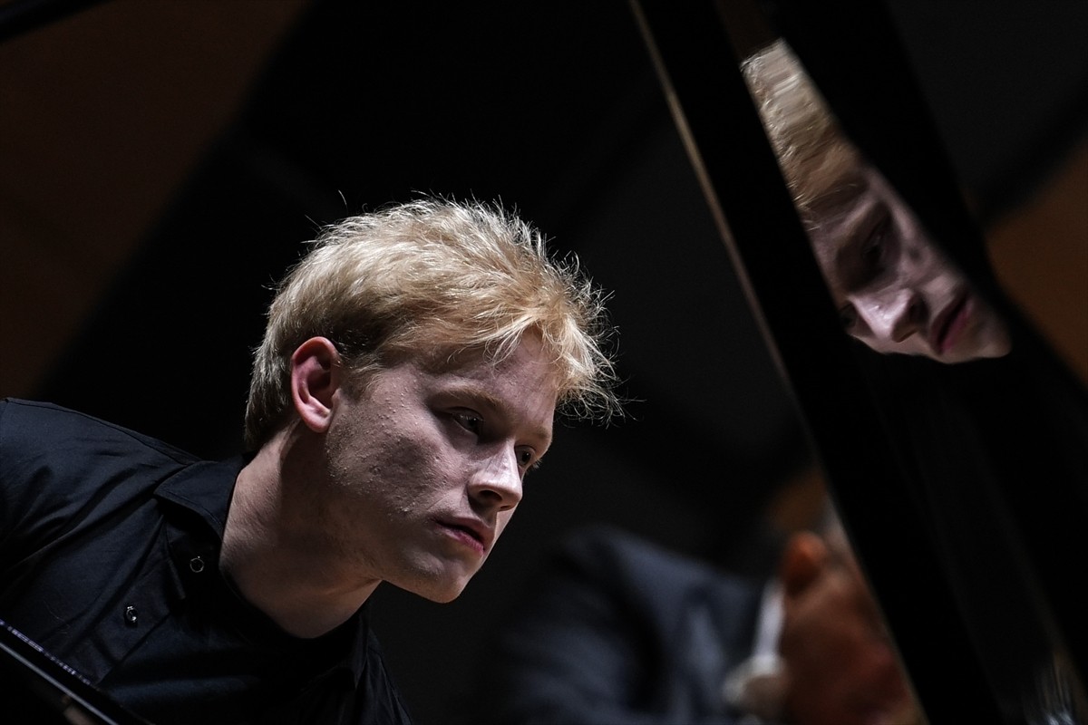 Eivind Aadland şefliğindeki Cumhurbaşkanlığı Senfoni Orkestrası ile Rus piyanist Malofeev...