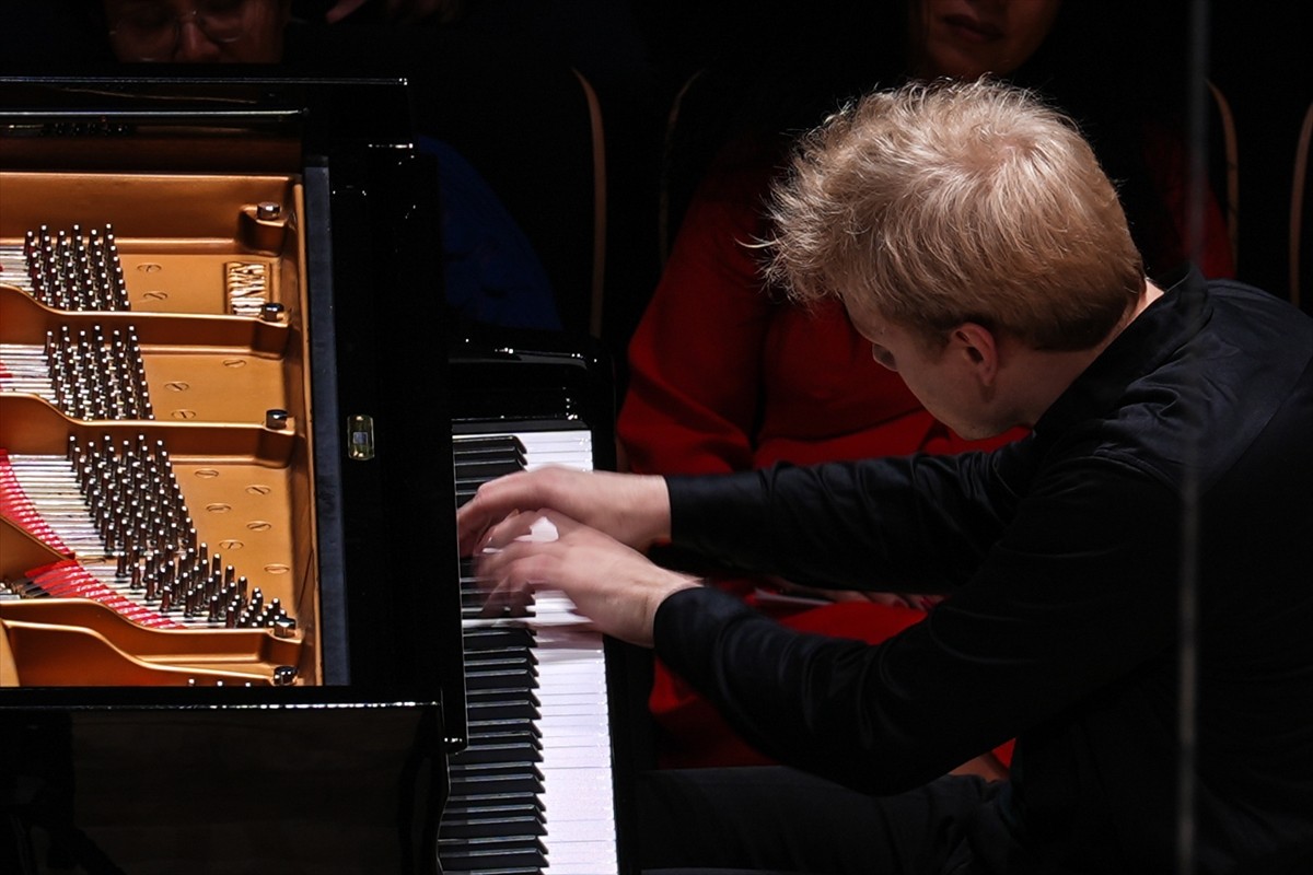 Eivind Aadland şefliğindeki Cumhurbaşkanlığı Senfoni Orkestrası ile Rus piyanist Malofeev...