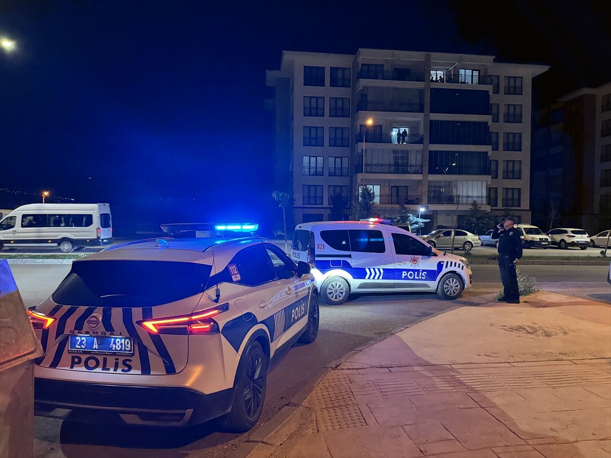 Elazığ'da iki grup arasında çıkan silahlı kavgada 2 kişi yaralandı. İhbar üzerine bölgeye 112 Acil...