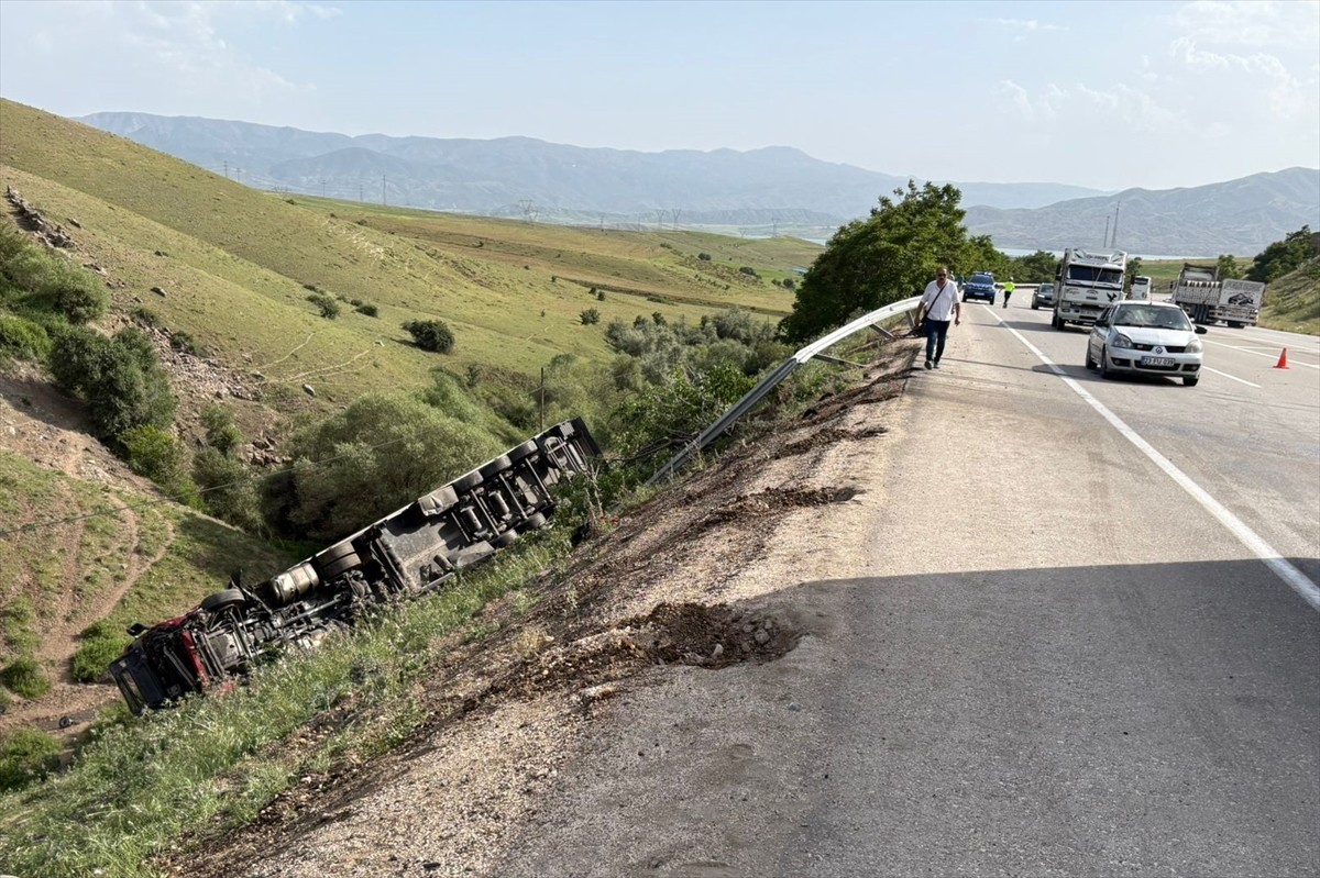 Elazığ'da tır ile otomobilin çarpışması sonucu 1 kişi öldü, 2 kişi ağır yaralandı.