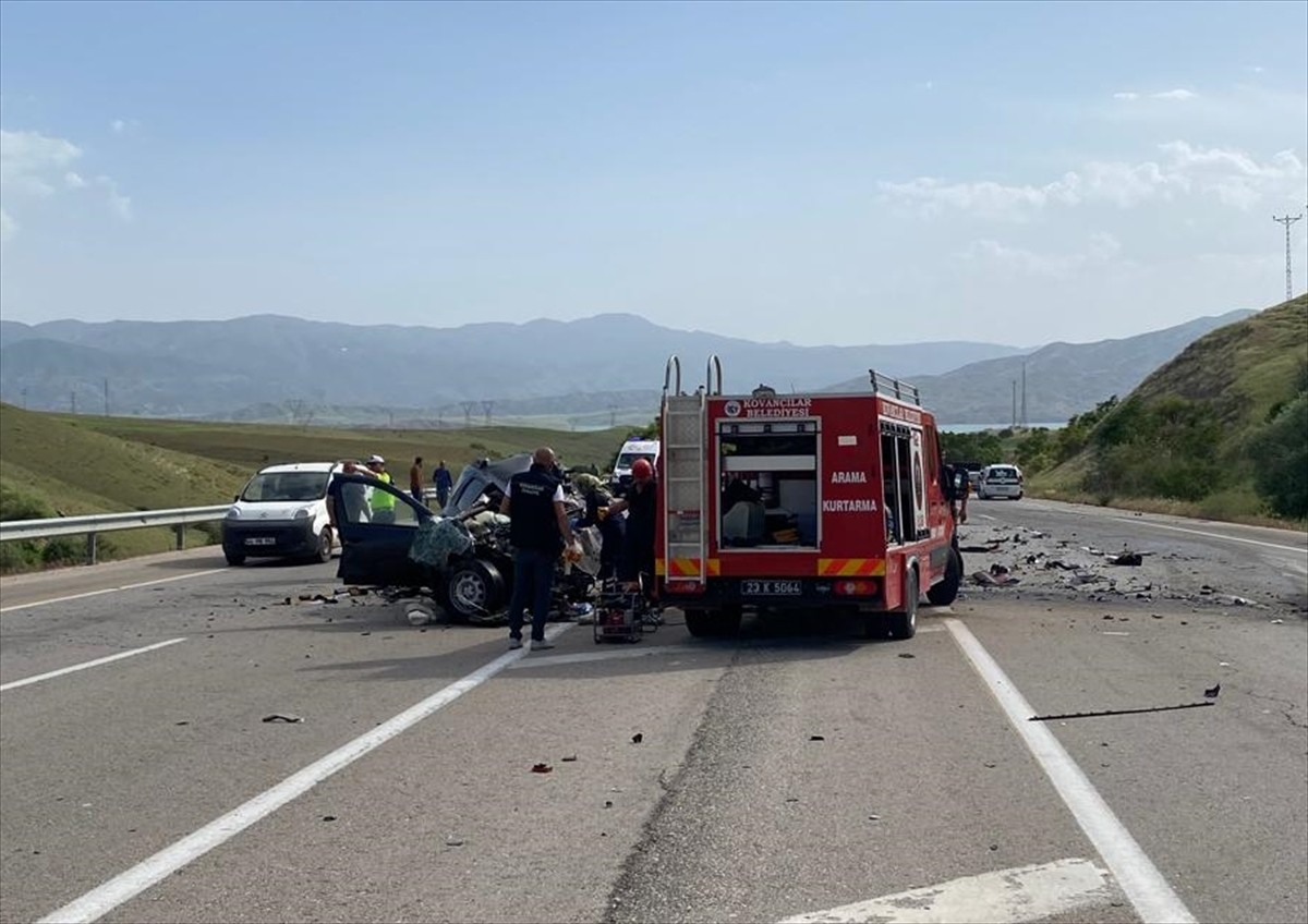Elazığ'da tır ile otomobilin çarpışması sonucu 1 kişi öldü, 2 kişi ağır yaralandı.