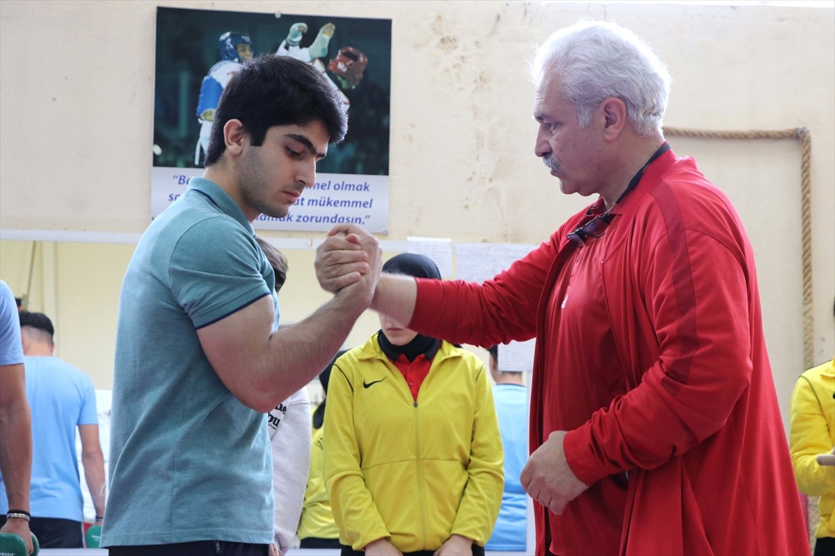  Elazığ'da yaşayan bilek güreşi Türkiye şampiyonu 15 yaşındaki Yakub Doğan, yeni madalyalar için...