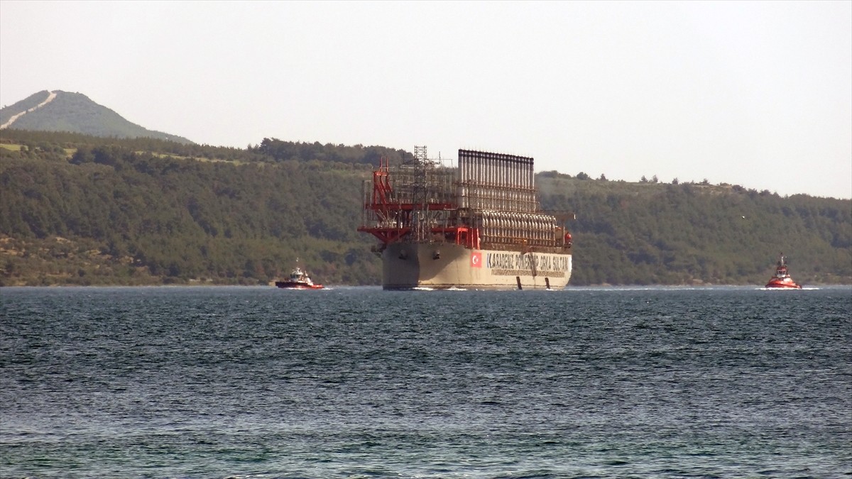 Elektrik enerjisi üretme gücüne sahip "KPS Orka Sultan" isimli gemi, Çanakkale Boğazı'ndan geçiş...