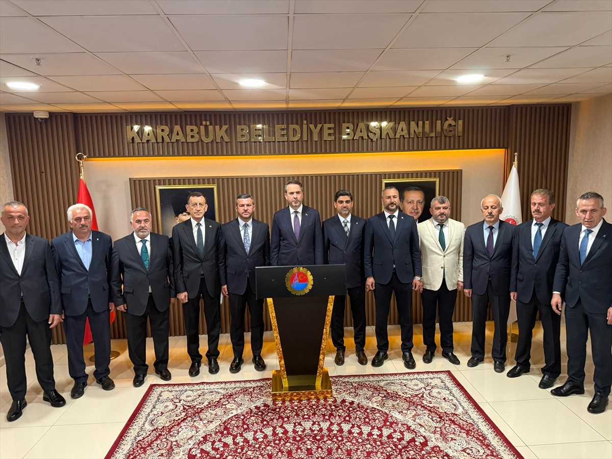 Enerji ve Tabii Kaynaklar Bakanı Alparslan Bayraktar, Karabük Valisi Mustafa Yavuz'u ziyaret etti.