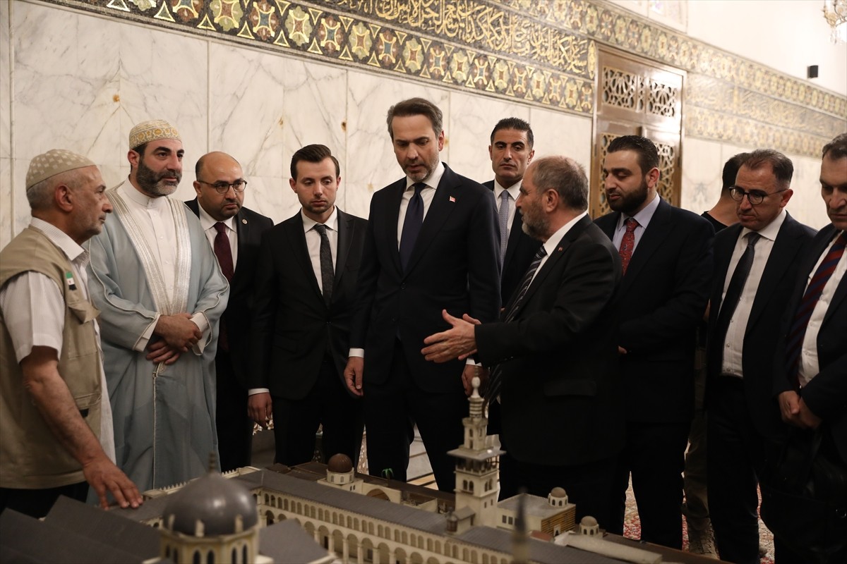 Enerji ve Tabii Kaynaklar Bakanı Alparslan Bayraktar, Suriye'nin başkenti Şam'da Emevi Camisi'ni...