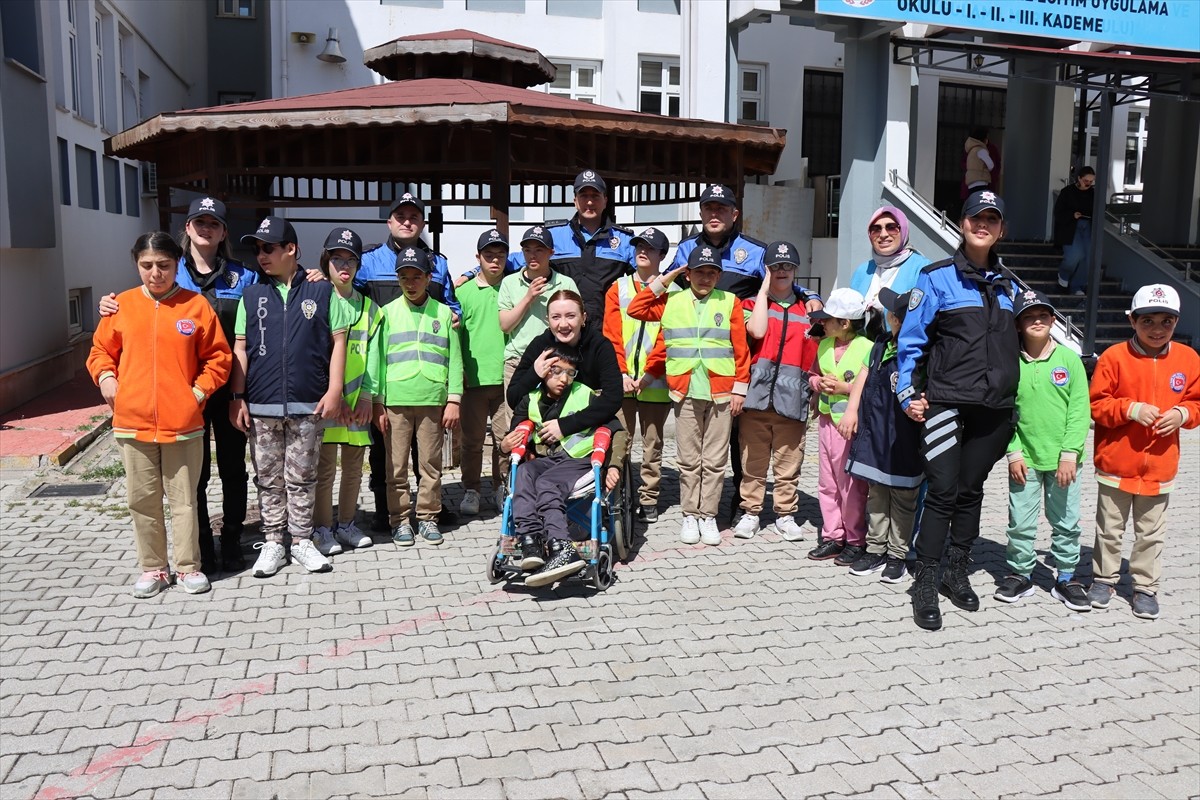 Erzincan'da Milli İrade Özel Eğitim Uygulama Okulu'nda eğitim gören öğrencilerin polis olma hayali...