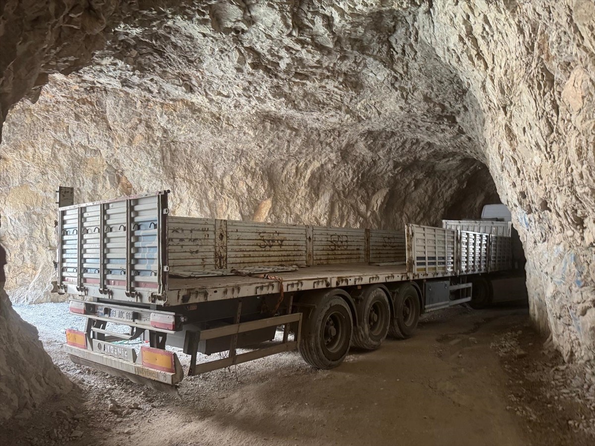 Erzincan'ın Kemaliye ilçesindeki tarihi Taş Kemaliyeliler Yolu'nda tırın tünele sıkışması sonucu...