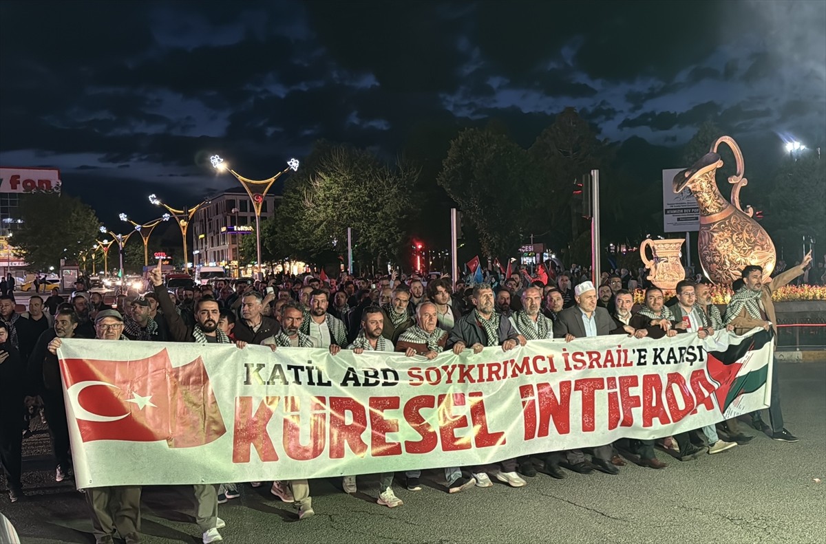 Erzincan’da vatandaşlar ile üniversite öğrencileri, İsrail'in Gazze'ye yönelik saldırılarını...