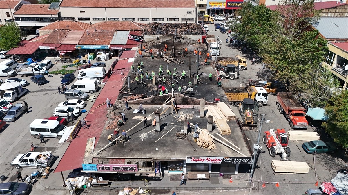 Erzincan kent merkezinde 18 Mayıs 2025'te Buğday Meydanı'nda sıralı dükkanların çatısında yangın...