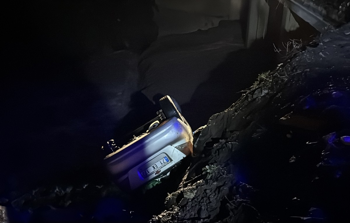 Erzurum'da dereye yuvarlanan araçtaki 4 kişiden 3'ü yaralandı.