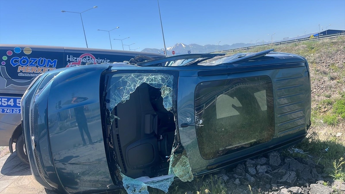  Erzurum'da, hafif ticari araç ile panelvanın çarpışması sonucu 7 kişi yaralandı.