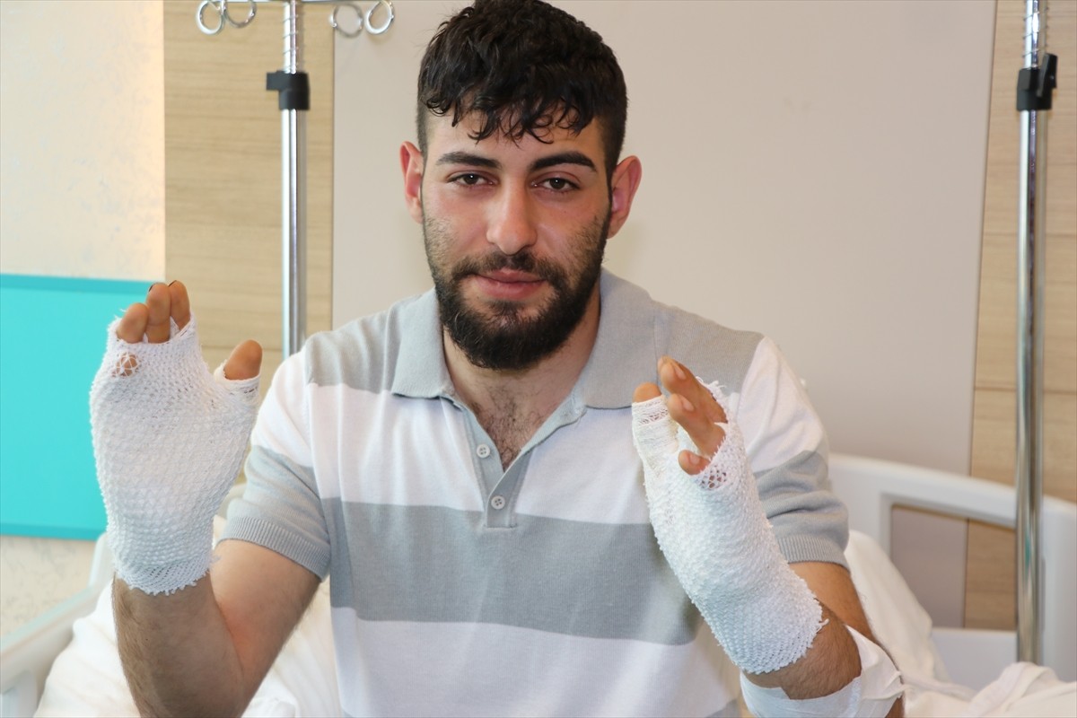 Erzurum'da ormanlık alanda hararet yapan otomobiline aceleyle müdahale ederken su haznesinden...