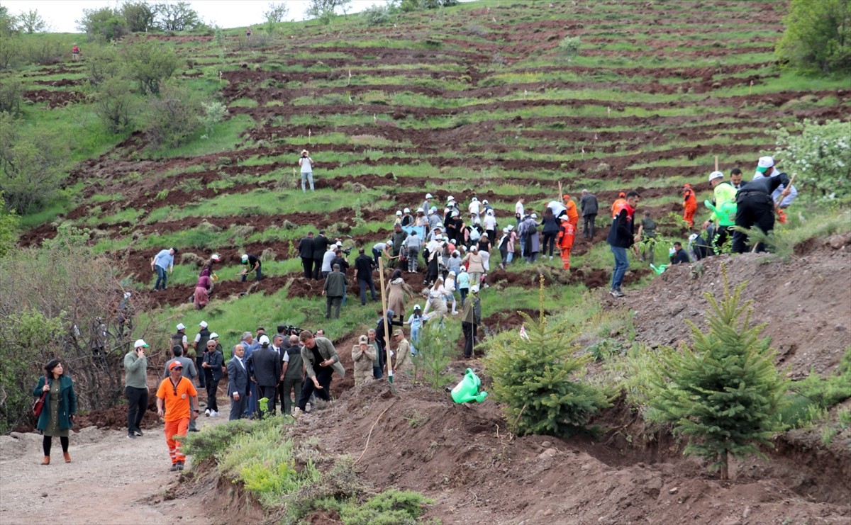 Erzurum'da, Türkiye Büyük Millet Meclisi'nin (TBMM) kuruluşunun 105'inci yılı anısına 105 bin...
