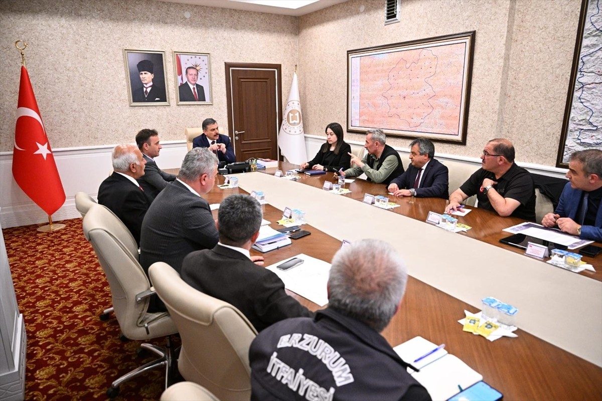 Erzurum'un Uzundere ilçesinde meydana gelen toprak kayması sebebiyle oluşturulan İl Afet ve Acil...
