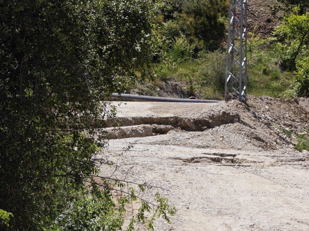 Erzurum'un Uzundere ilçesinde meydana gelen toprak kayması sonucu bazı yollarda, tarım...