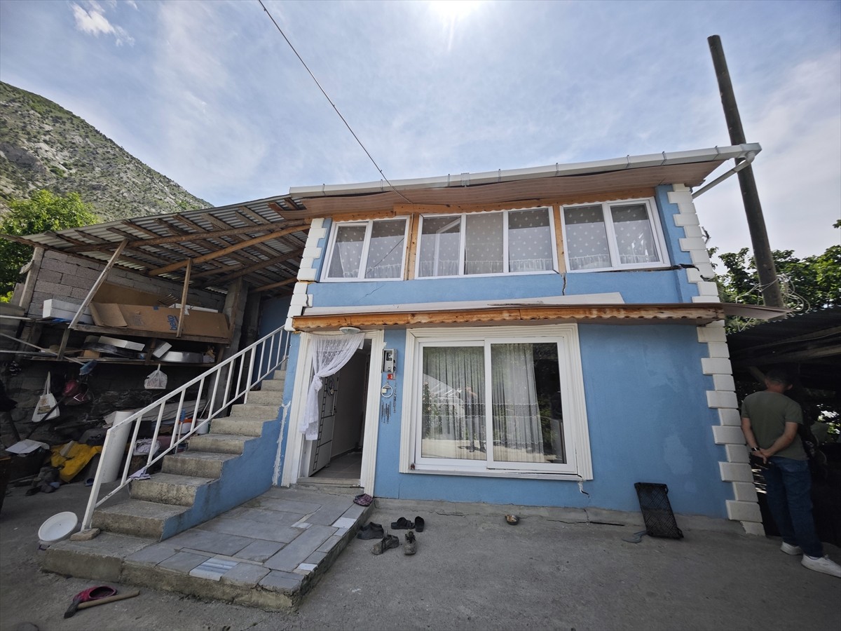 Erzurum'un Uzundere ilçesine bağlı Çağlayan Mahallesi'nde dün yaşanan toprak kayması sonucu...