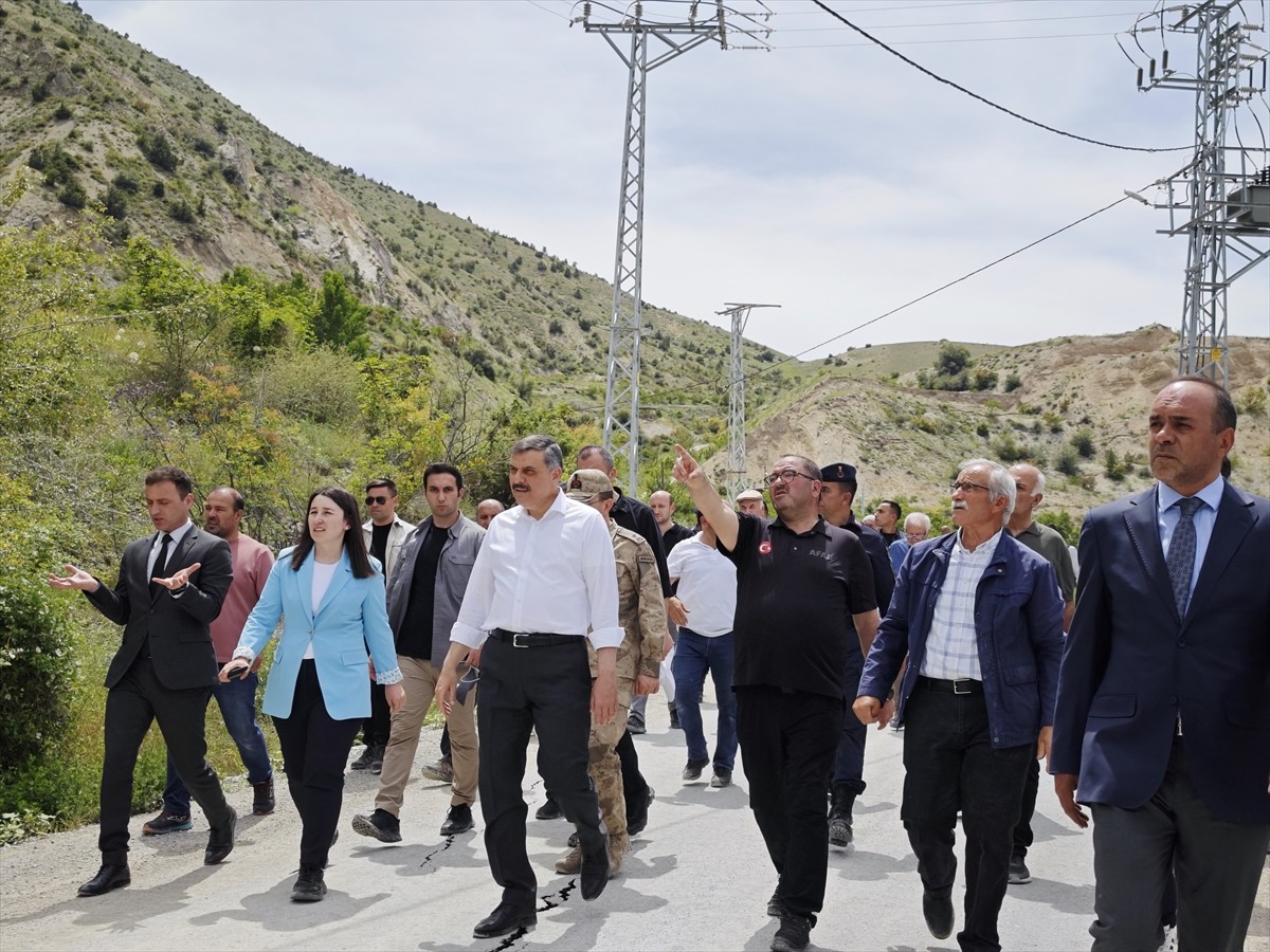 Erzurum'un Uzundere ilçesine bağlı Çağlayan Mahallesi'nde dün yaşanan toprak kayması sonucu...